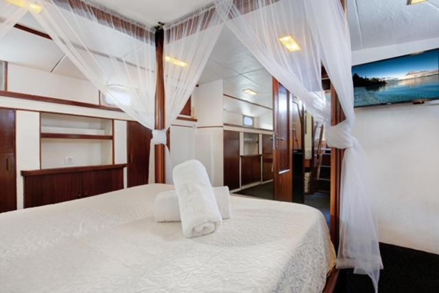 Charming Boat In Barcelona - Perfect Getaway Hotell Sant Adria de Besos Eksteriør bilde