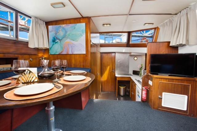 Charming Boat In Barcelona - Perfect Getaway Hotell Sant Adria de Besos Eksteriør bilde