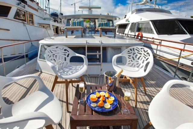 Charming Boat In Barcelona - Perfect Getaway Hotell Sant Adria de Besos Eksteriør bilde