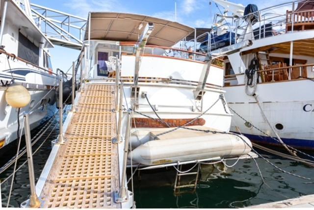 Charming Boat In Barcelona - Perfect Getaway Hotell Sant Adria de Besos Eksteriør bilde