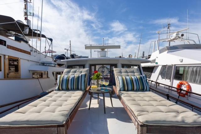 Charming Boat In Barcelona - Perfect Getaway Hotell Sant Adria de Besos Eksteriør bilde