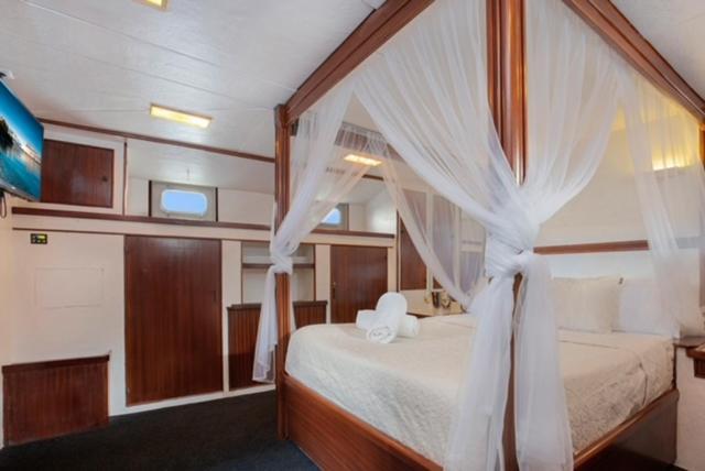 Charming Boat In Barcelona - Perfect Getaway Hotell Sant Adria de Besos Eksteriør bilde