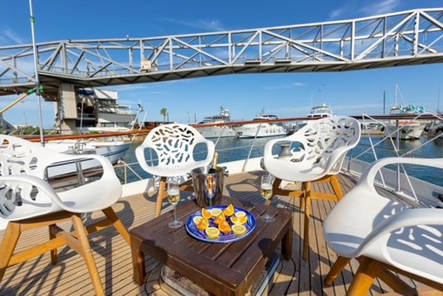 Charming Boat In Barcelona - Perfect Getaway Hotell Sant Adria de Besos Eksteriør bilde