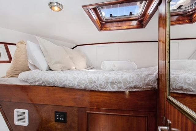 Charming Boat In Barcelona - Perfect Getaway Hotell Sant Adria de Besos Eksteriør bilde