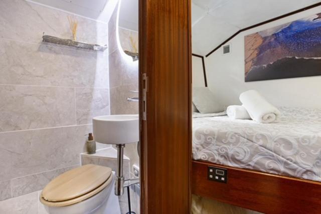 Charming Boat In Barcelona - Perfect Getaway Hotell Sant Adria de Besos Eksteriør bilde