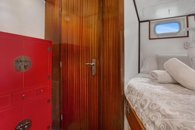 Charming Boat In Barcelona - Perfect Getaway Hotell Sant Adria de Besos Eksteriør bilde