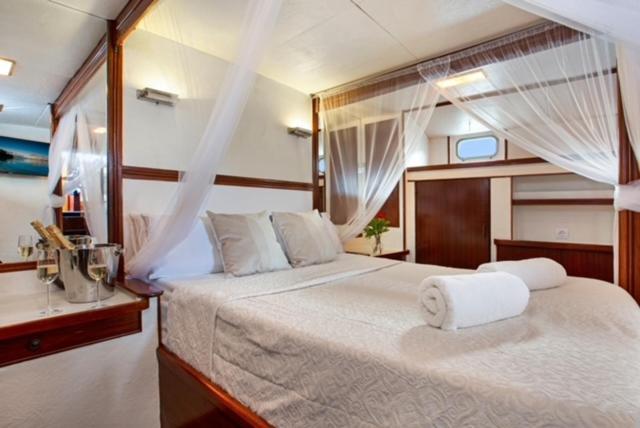 Charming Boat In Barcelona - Perfect Getaway Hotell Sant Adria de Besos Eksteriør bilde